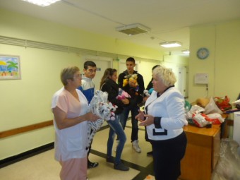 Доброволци на Сдружение "Усмивка"  раздадоха прегръдки в…