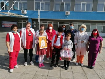 Второкласници от ОУ "Св. Климент Охридски" дариха с мартеници медиците…