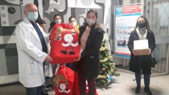 Ученици благодарят на медиците в УМБАЛ Бургас с картички, картини…